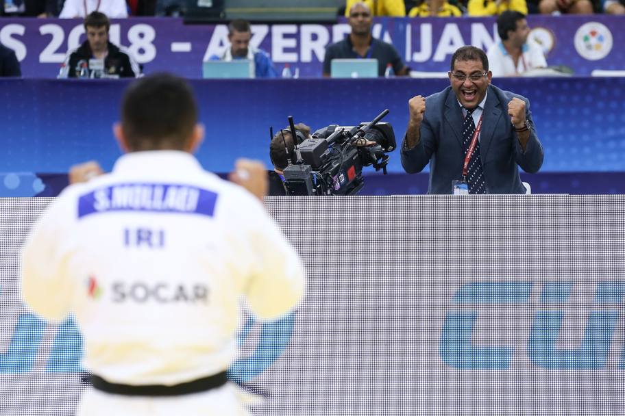 5- L’iraniano Mollaei festeggia la vittoria della medaglia di bronzo 73Kg con il suo coach 